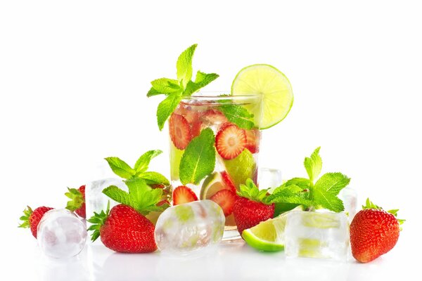 Bevanda rinfrescante con fragole, menta, lime e ghiaccio