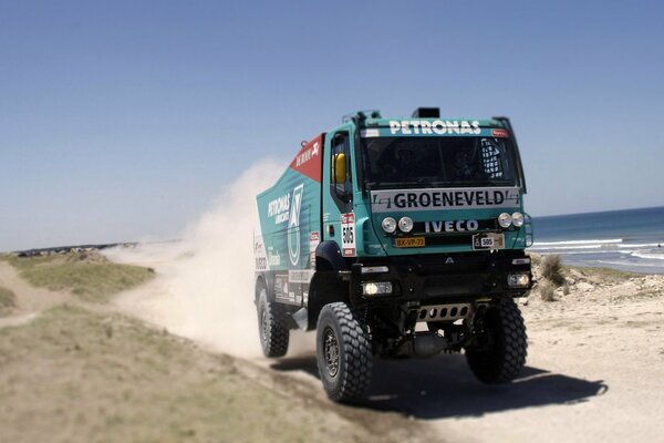 Camion IVECO Dakar Rally Race, cabina irriconoscibile, fari. Giorno in piedi soleggiato