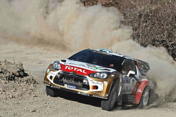 Citroën Racing au virage avec un train poussiéreux