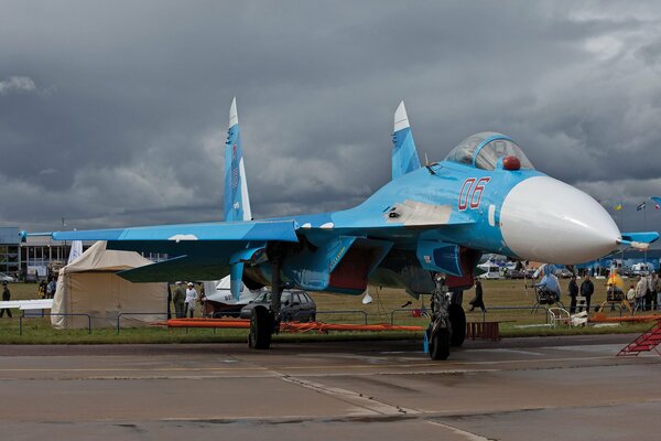 Il caccia Su-27 si trova sullo sfondo del cielo