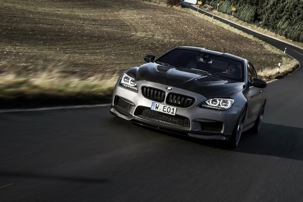 BMW argentée en mouvement sur la route