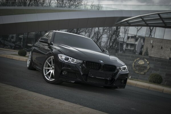 BMW negro Tuning en el entorno urbano