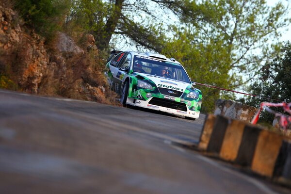 Voiture de course sportive au tour