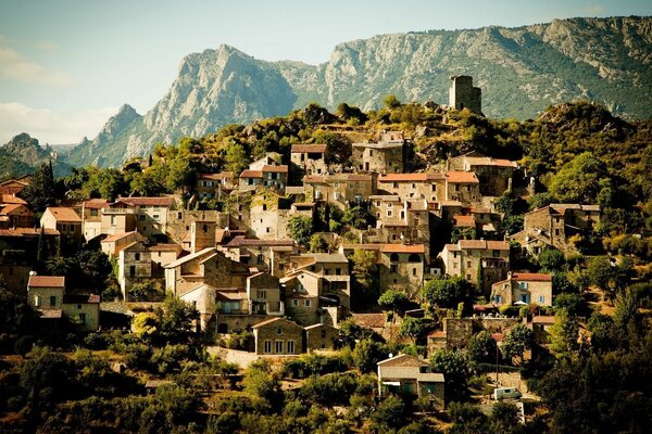 Case da qualche parte lontano in Francia sotto la luce del sole