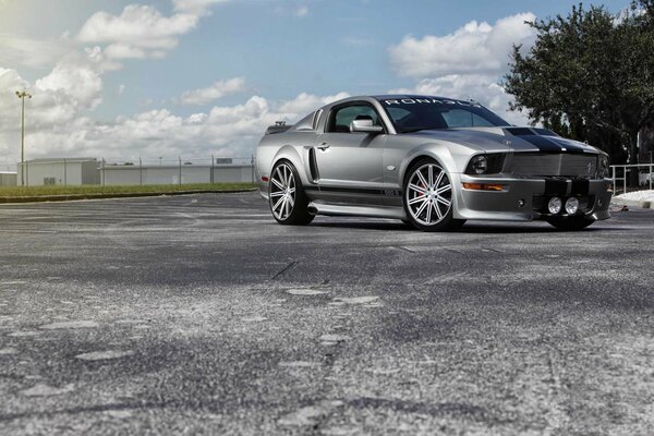 Argento Ford Mustang sotto le nuvole