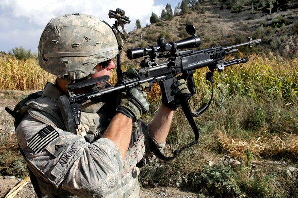 Soldato americano mira con un fucile da cecchino