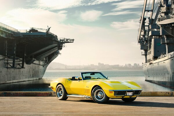 Voiture jaune chevrolet corvette sur la route