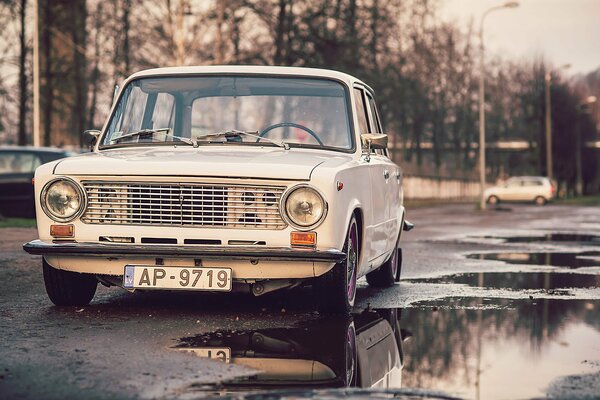 Vaz Penny auf der Straße nach dem Regen