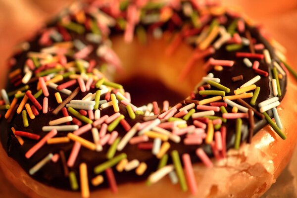 Delicioso donut con salsa de chocolate y cobertura de confitería