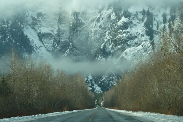 Route dans les montagnes brumeuses d hiver