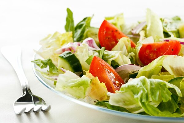 Insalata di verdure con pomodoro e foglie di lattuga