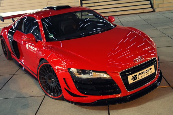 Supercar Audi avec tuning sur la place