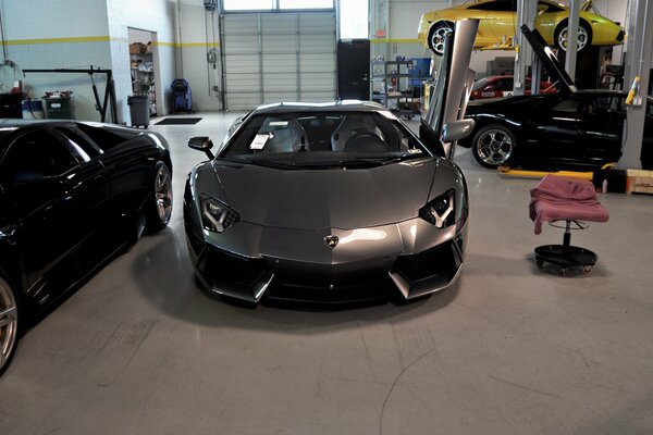 Graues Auto Lamborghini gallardo in der Werkstatt