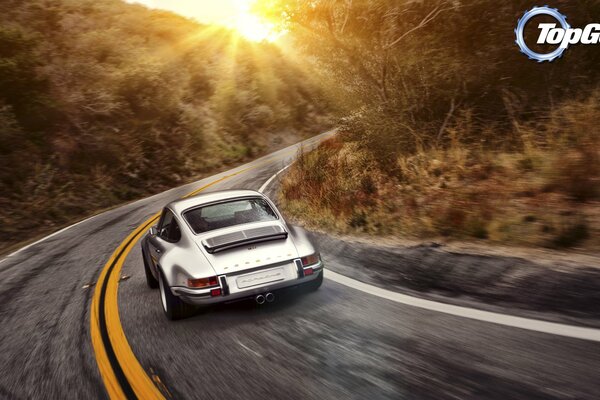 Ford White cavalca su una pista di campagna sullo sfondo del tramonto