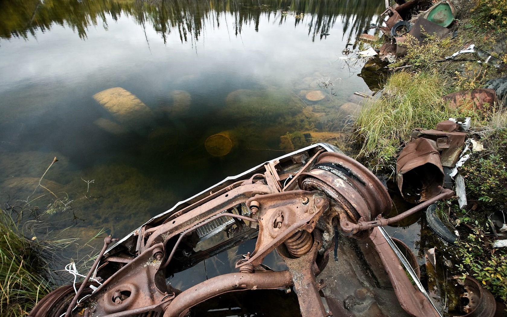 vertedero coche basura charco