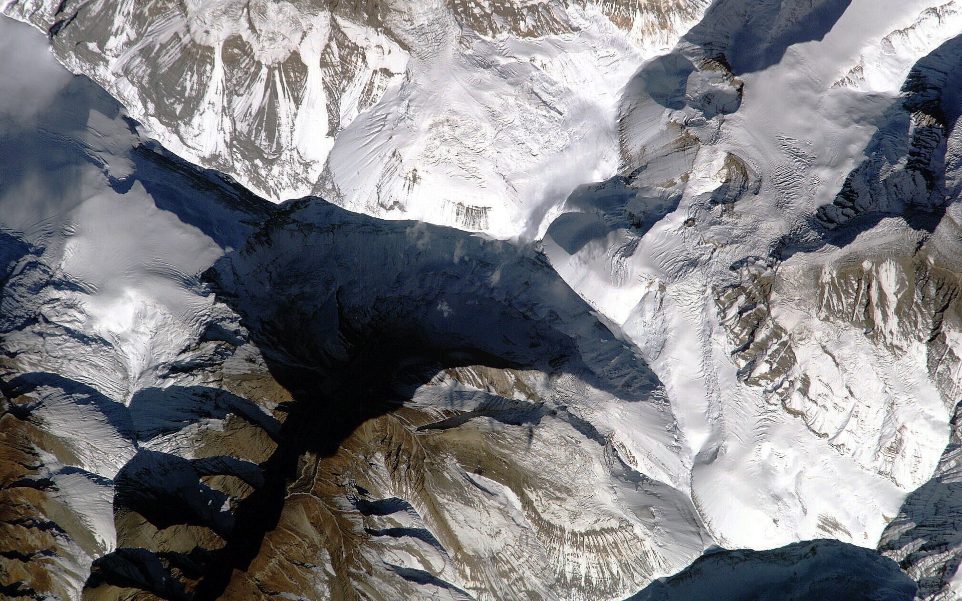 montañas nieve sombra desde arriba