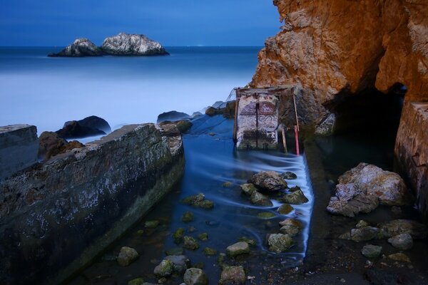 Rocce e rocce in acqua blu