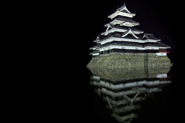 Reflejo de un castillo de piedra en el agua