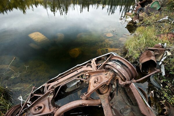 Discarica arrugginita proprio accanto al torrente