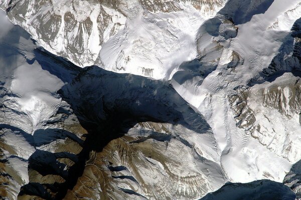 Vue de dessus des montagnes enneigées