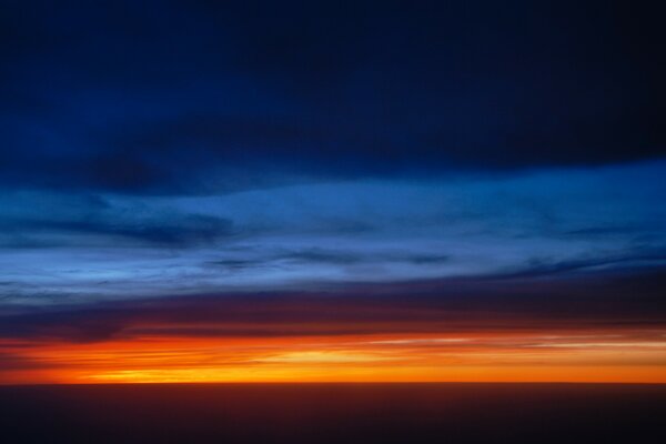 Bellissimo tramonto sul cielo con transizione di colore