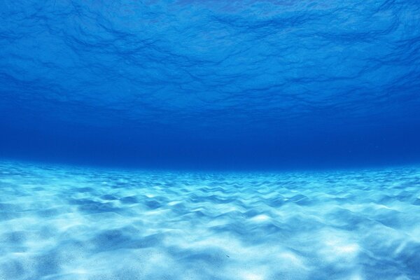 Agua azul que pasa al cielo