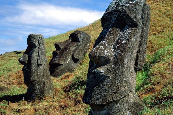 Totem twarze wykonane z kamienia