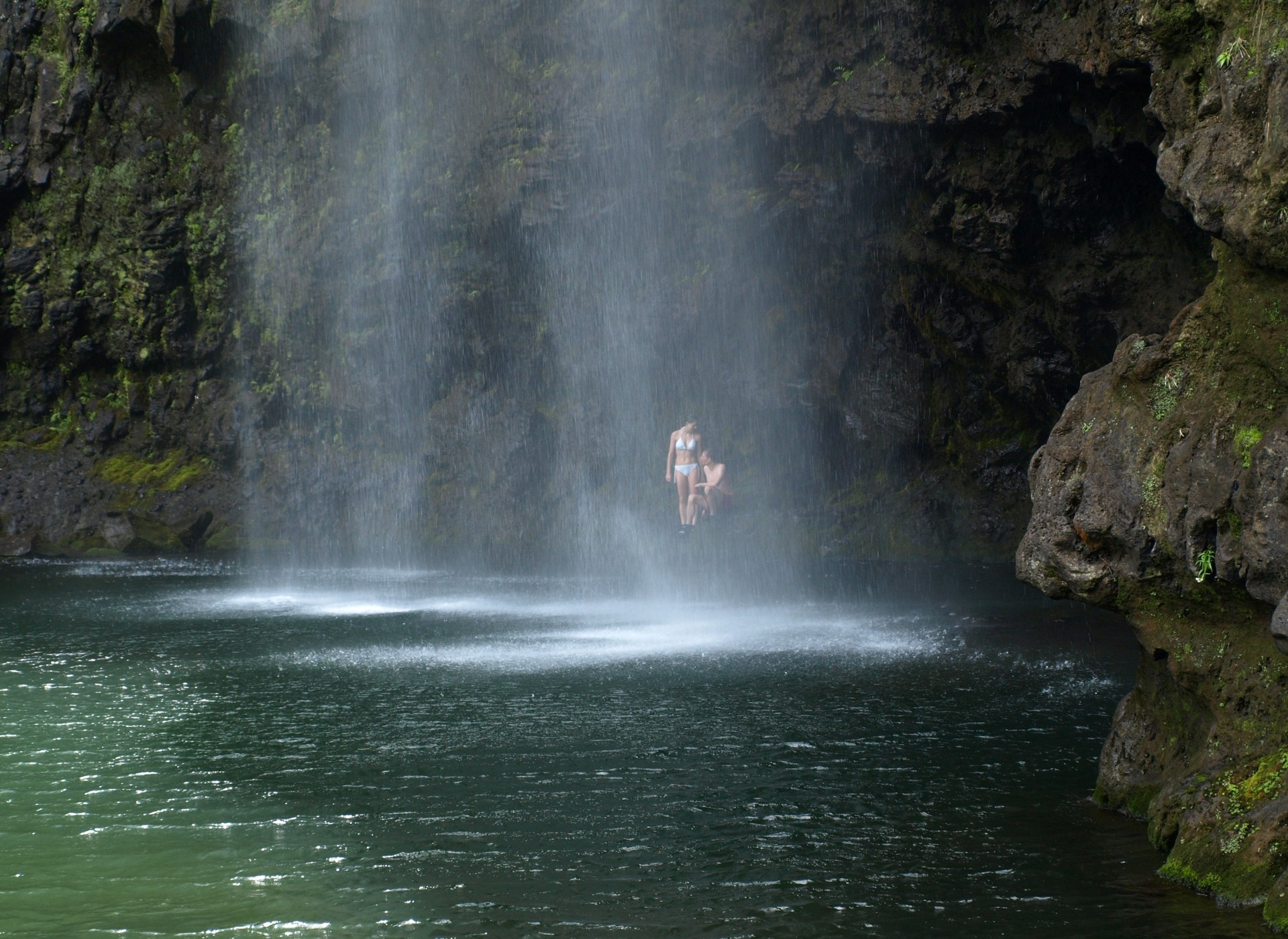 cascade couple rocher lac