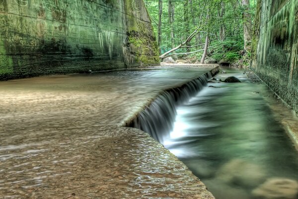 Naturlandschaft mit Wasser in Grüntönen