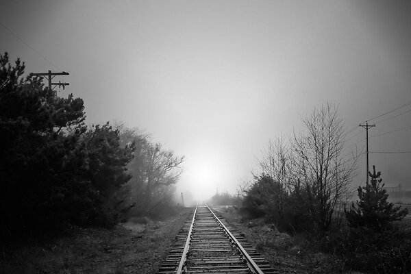 Chemin de fer sortant dans le brouillard