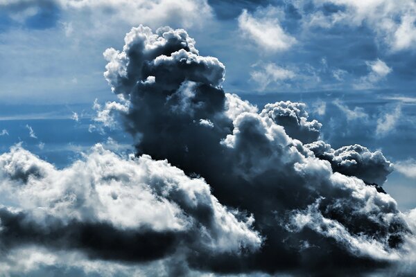 Gewitterwolken bei klarem Himmel