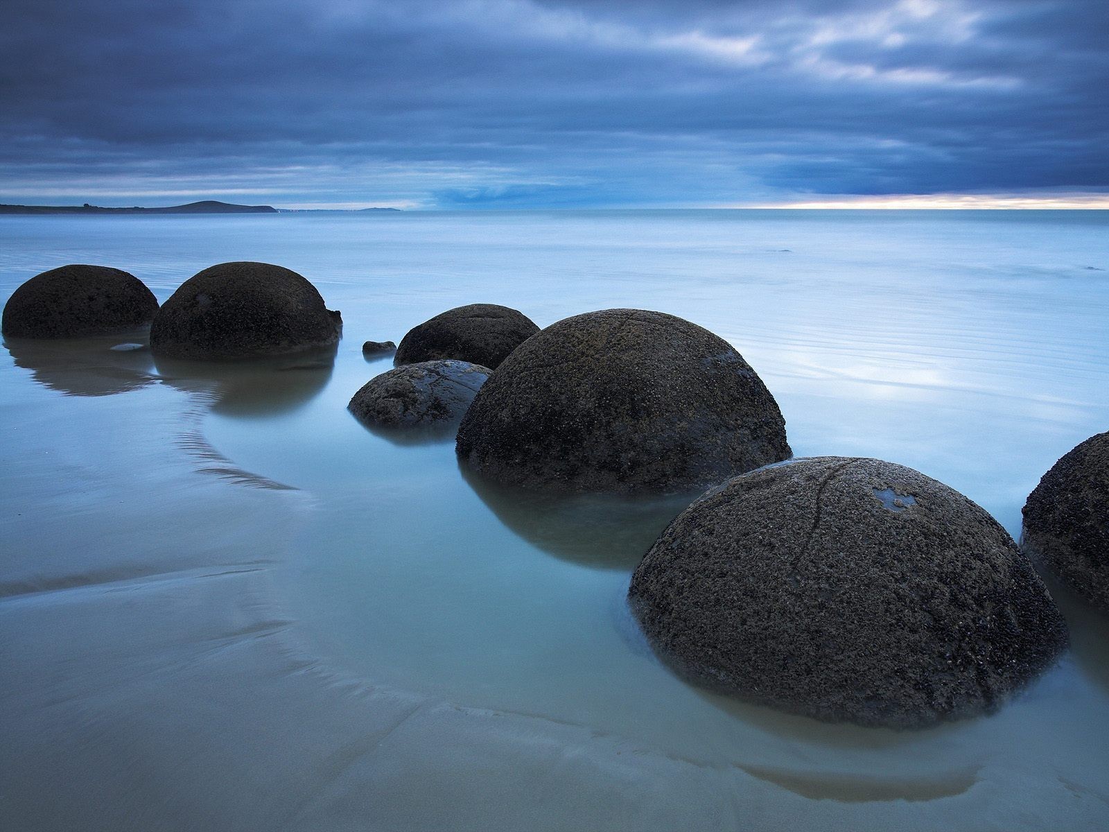 pierres boules rivage nuages