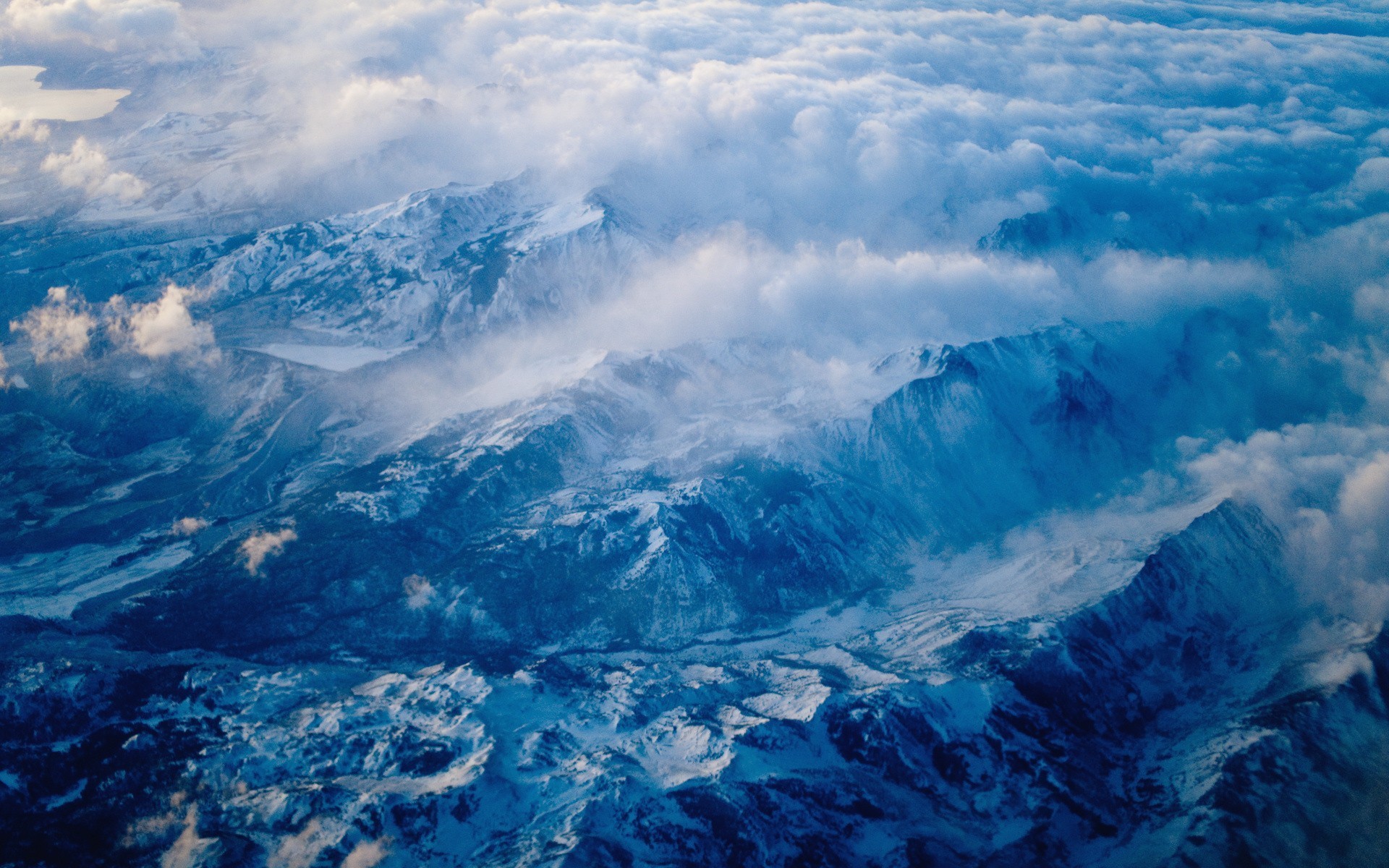 montagnes nuages bleu