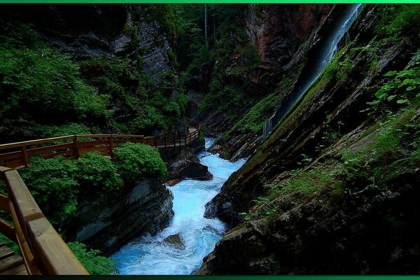 Brücke über die Schlucht, in der der Fluss fließt