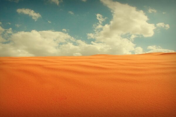 Wolken in der Wüste. Orange Sand