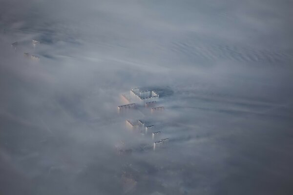 Miasto pokryte gęstą mgłą