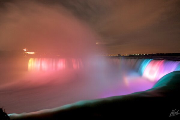 Jasne światła w nocy na wodospadzie Niagara