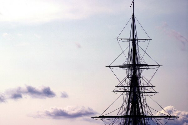 L albero della nave è come se volasse tra le nuvole