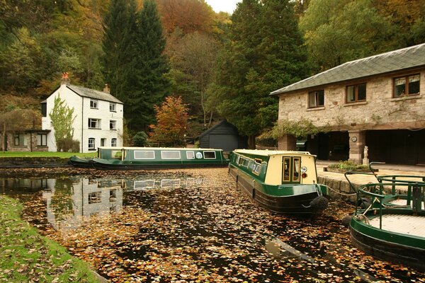 Automne et le silence de la rivière est un bateau