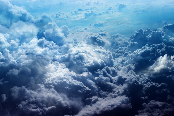 Wolken am klaren Himmel sind blau