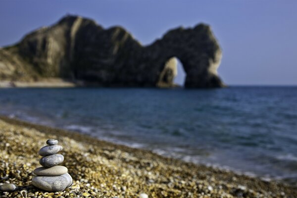 The stones on the beach are lined with a tower