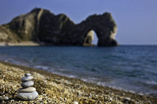 Камни на пляже выложены башней