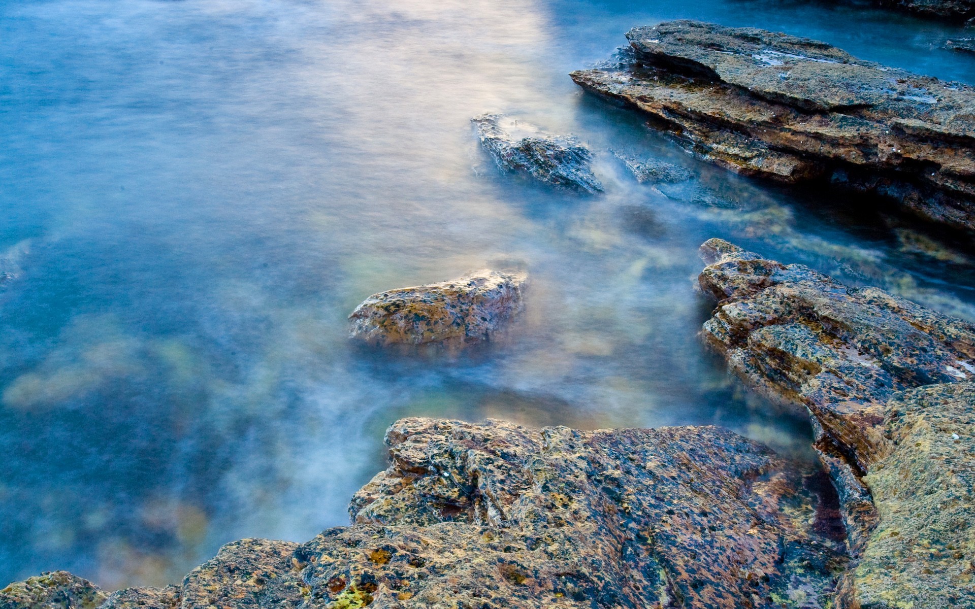 acqua pietre riva