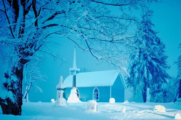 Weihnachtsbaum und Kirche auf Schnee Hintergrund