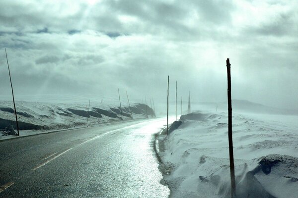 Giornata gelida durante il vento sulla strada