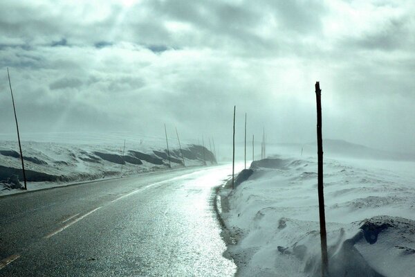 Морозный день во время ветра на дороге