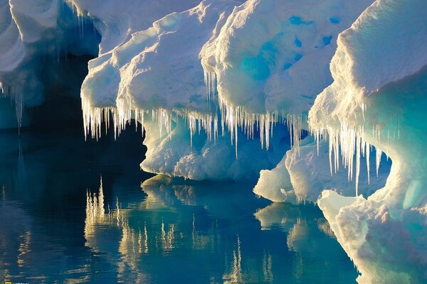 Айсберг с сосульками в холодной воде