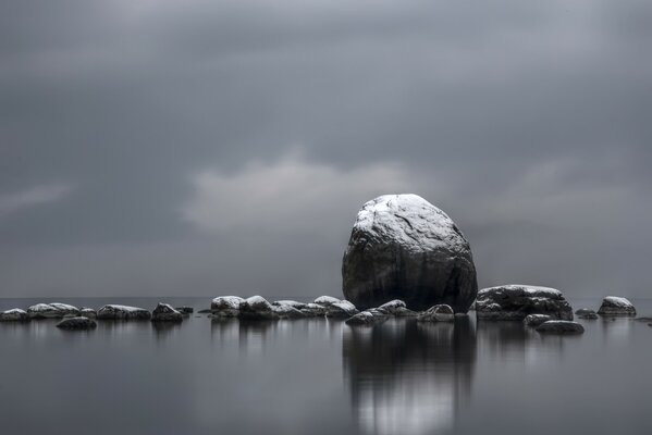 Reflejo de la piedra en el agua en blanco y negro