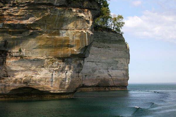 Steiler Abhang. Das grenzenlose Meer