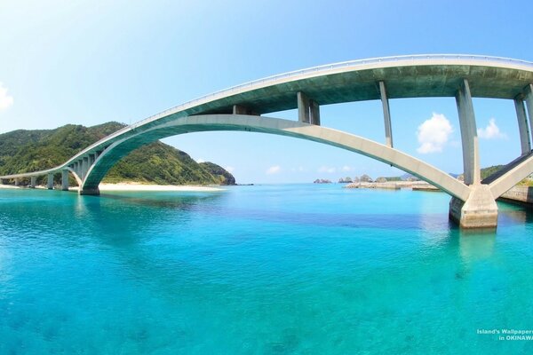 Insel mit Brücke über das Meer mit Bergen